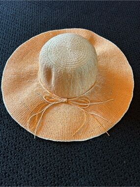 2 Chic Wide-Brim Straw Sun Hat 👒 in Light Orange and Cream